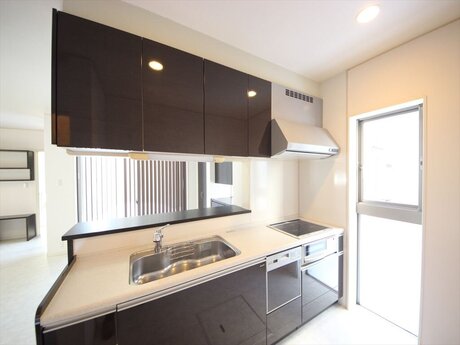 富山市石坂　貸家